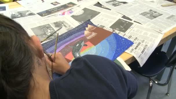 Estudantes do ensino médio que trabalham em aula de arte (7 de 9) ) — Vídeo de Stock