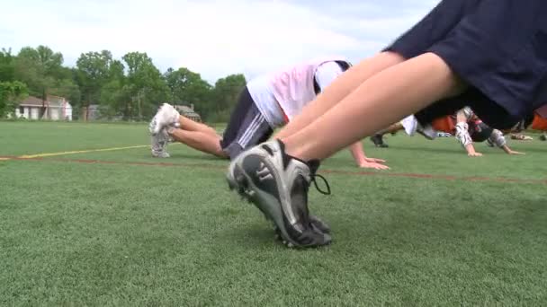 Lacrosse tým zahřívání na hřišti (část 1 ze 4) — Stock video