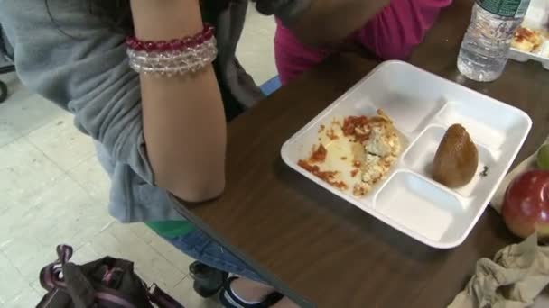 Étudiant manger école a acheté le déjeuner. (2 de 2 ) — Video
