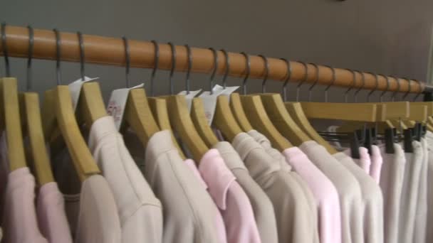 Esposizione di vestiti in un negozio di abbigliamento di design (1 di 2 ) — Video Stock