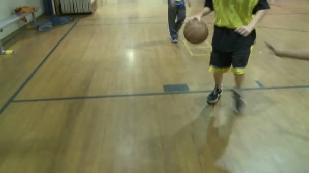 Basketbal v tělocvičně (1 z 11) — Stock video