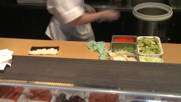 Je prépare à manger dans un Sushi Bar. (1 de 4 ) — Video