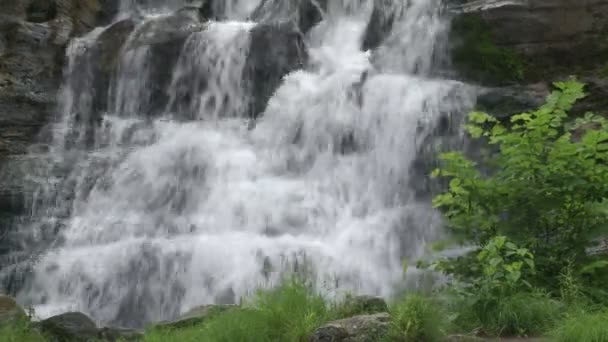 Водопады над скалами — стоковое видео