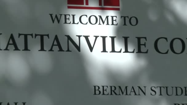 (2 из 2): Знак колледжа в Танвилле. ) — стоковое видео
