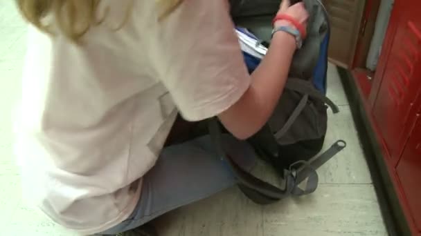 Студент опустошает книжную сумку (6 из 7) ) — стоковое видео
