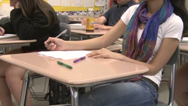 Niña de secundaria sentada en el aula — Vídeo de stock