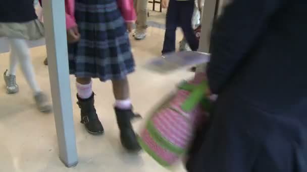 Ученики гимназии покидают класс (1 из 2) ) — стоковое видео