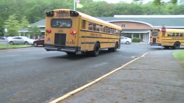 Busse verlassen die Schule (1 von 3) — Stockvideo