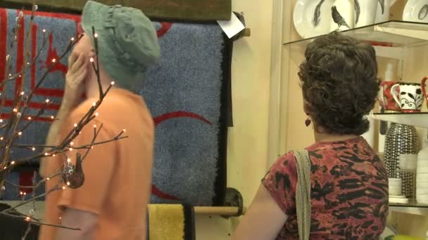 People shopping in a clothing boutique (2 de 3 ) — Video