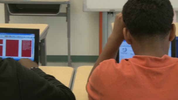 Estudantes da escola de gramática usando computador em sala de aula (11 de 11 ) — Vídeo de Stock