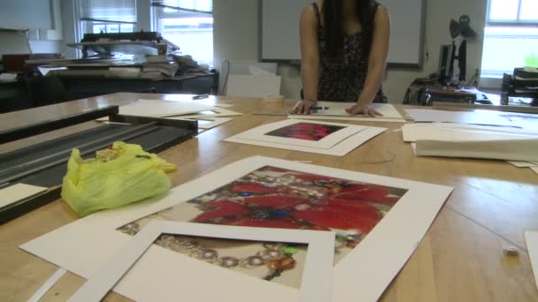 Alunos do ensino médio fazendo quadros para fotos (2 de 4 ) — Vídeo de Stock