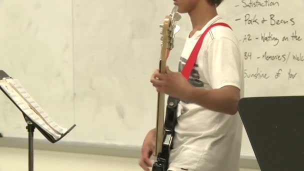 Estudiante practicando la guitarra en la música — Vídeos de Stock