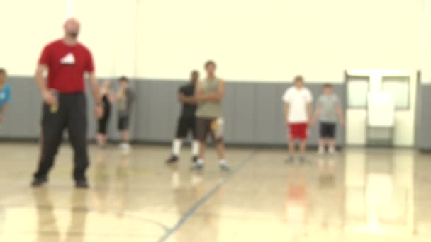 Orta okul öğrencilerine spor salonunda (8 10 top oynarken) — Stok video