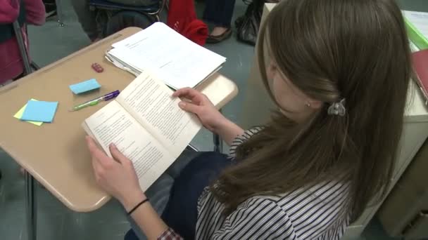 Ученики средней школы читают в классе. (1 of 4) ) — стоковое видео