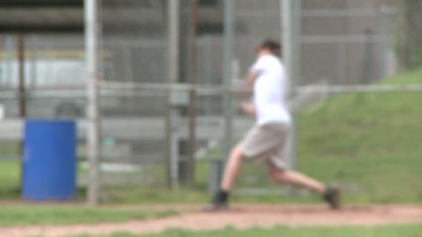 Jungen-Baseballmannschaft beim Schlägertraining (4 von 5) — Stockvideo