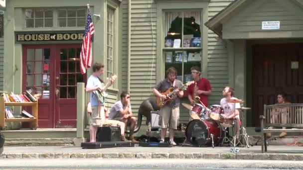 Pequena banda Tocando na frente de uma loja de país — Vídeo de Stock