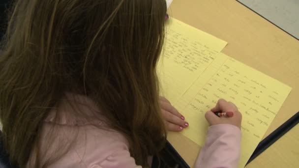 Gymnasiast bei Hausaufgaben im Klassenzimmer (4 von 6)) — Stockvideo