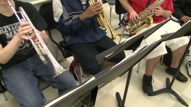 Students reading sheet music in class (7 de 9 ) — Video