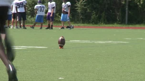 High school voetbalteam op praktijk (7 van 11) — Stockvideo