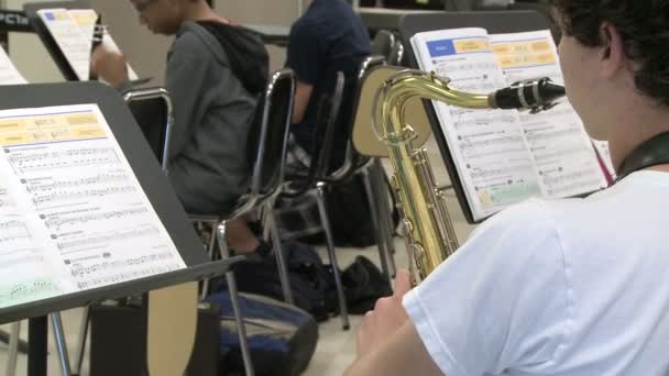 Studenten lezen van bladmuziek in de klas — Stockvideo