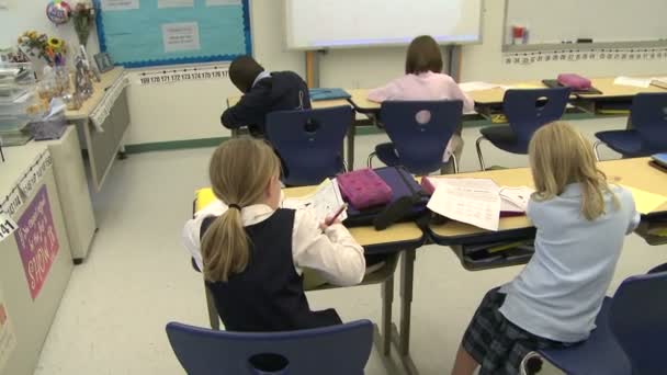 Gymnasiasten bei Klassenarbeiten (3 von 9)) — Stockvideo