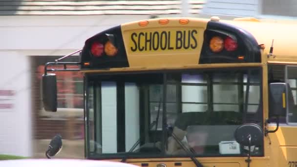 Okul otobüs ile şehir sürüş. (2 / 2) — Stok video