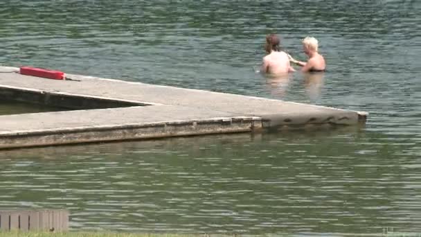 Salón en una playa de arena (2 de 6 ) — Vídeo de stock