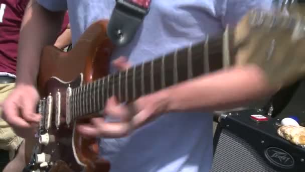 Gitarrist spielt mit Band (2 von 6)) — Stockvideo