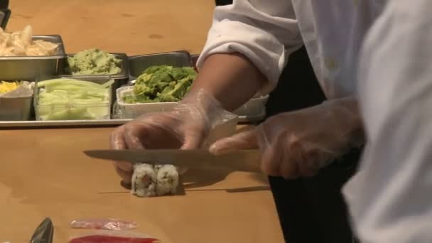 在寿司酒吧准备食物 (3 的3) — 图库视频影像