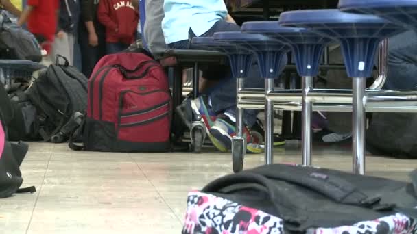 Studenten te wachten voor de bell in de cafetaria. (2 van 4) — Stockvideo