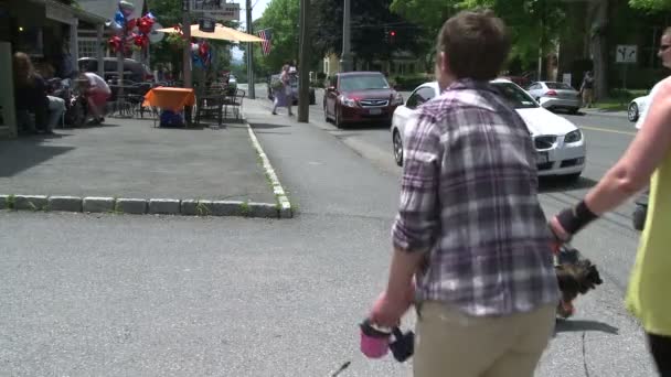 Twee mensen die hun honden beneden het trottoir lopen op leibanden — Stockvideo