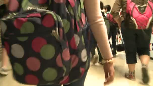 Студенты проходят по коридору в рюкзаках . — стоковое видео