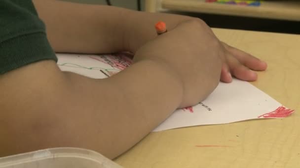 Grammar school child using a crayon (1 de 5 ) — Video