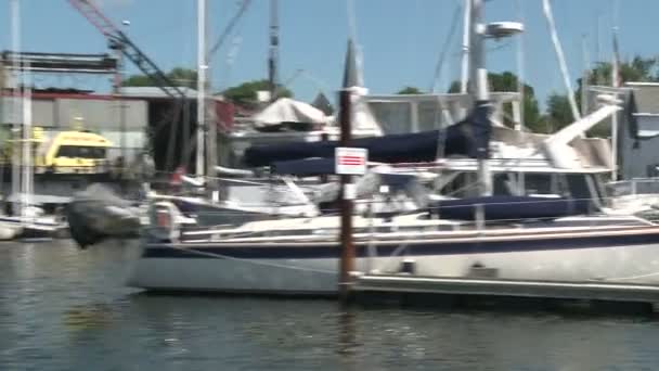 Boote in der Marina festgemacht. — Stockvideo