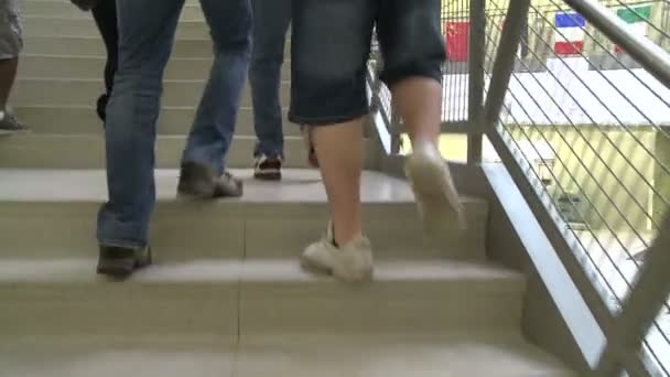 Μαθητές γυμνασίου τα πόδια τις σκάλες — Αρχείο Βίντεο