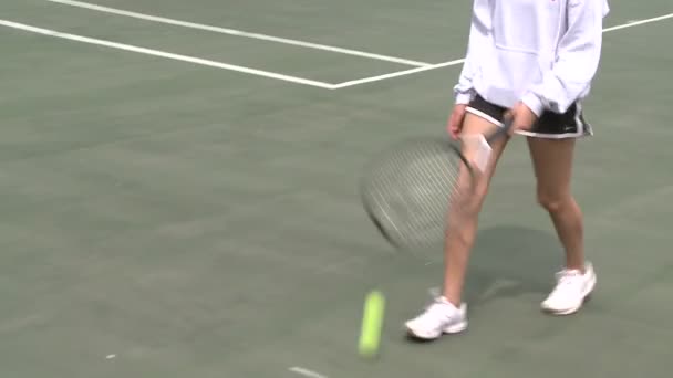 Gymnasiastinnen beim Tennis (2 von 5)) — Stockvideo