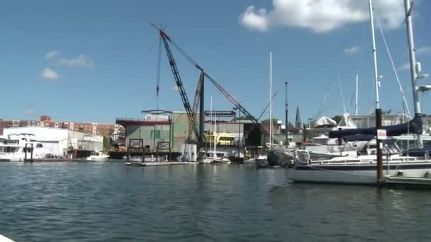 Kran på marina och förtöjda båtar. — Stockvideo