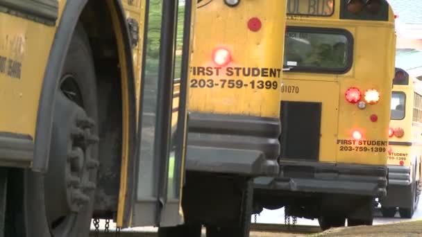 Bussen kinderen naar huis te nemen — Stockvideo