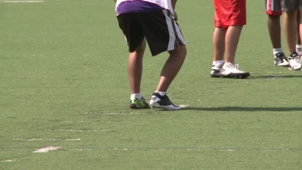 Escuela secundaria Equipo de fútbol practicante recibiendo (1 de 5 ) — Vídeos de Stock