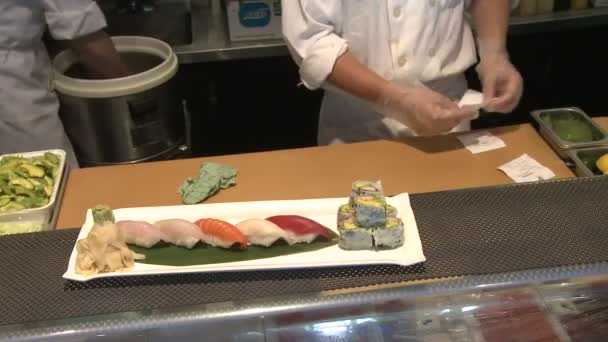 Étel egy sushi-bár (2 / 3) — Stock videók