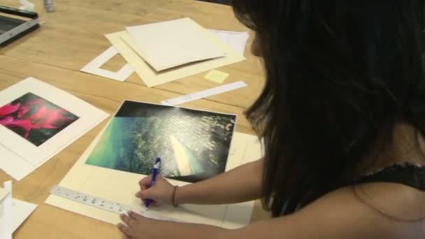 Junior hoge studenten maken van frames voor foto's (1 van 4) — Stockvideo