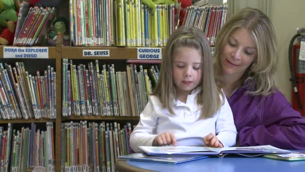 Ένα παιδί να πάρει τα βιβλία για τη μητέρα της να διαβάσω της (3 από 3) — Αρχείο Βίντεο