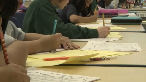 Grammar schoolstudenten bezig met kranten in de klas (10 van 11) — Stockvideo