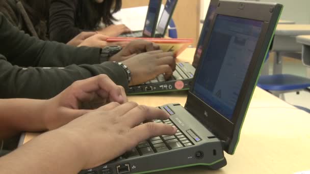 Uczniowie gimnazjum przy użyciu komputera w klasie (8 z 11) — Wideo stockowe