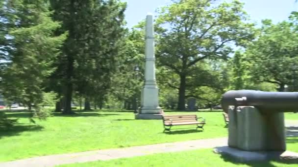 Парк с памятником, скамейкой и каноником — стоковое видео