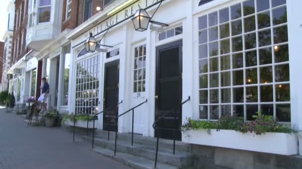 Front of restaurant with large paned windows — Stock Video