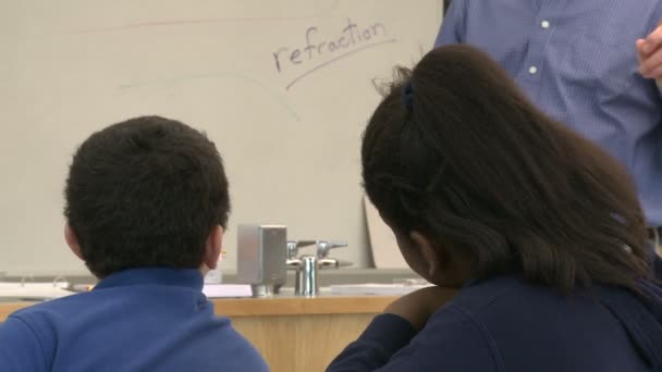 Grammar school studenter lyssnar på lärare i klassrummet (5 av 5) — Stockvideo