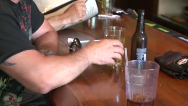 Man dricker en öl på en bar — Stockvideo