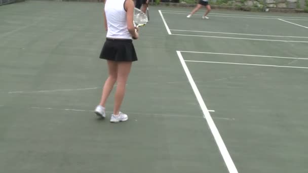 女子高生テニス (5 の 5 を練習して) — ストック動画