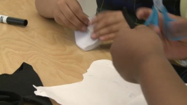 Gymnázium děti pomocí nůžek v umění třídě (část 2 ze 3) — Stock video